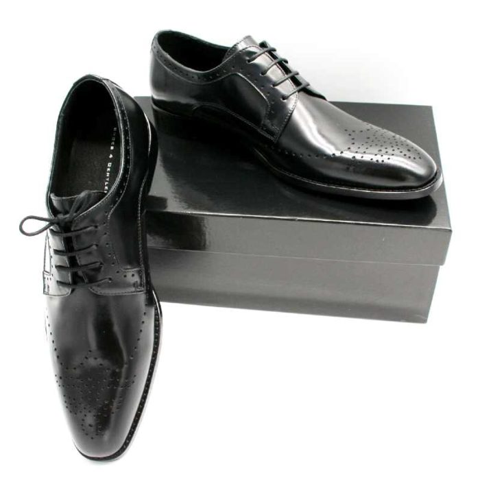 Foto zeigt Derby Herrenschuhe, der eine auf schwarzem Schuhkarton, der andere daran angelehnt_Modell 308