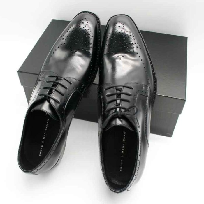 Foto zeigt Derby Herrenschuhe, die beide an einen schwarzen Schuhkarton angelehnt sind_Modell 308