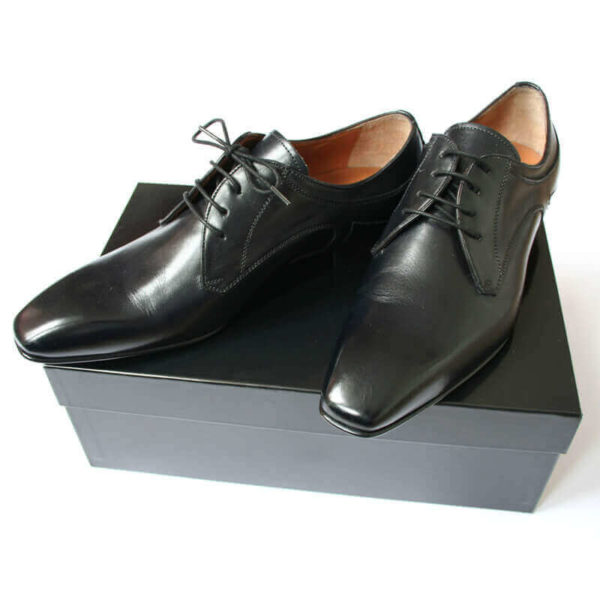Foto 2 schwarze Herrenschuhe Elegant und schlicht Glattleder auf schwarzem Schuhkarton