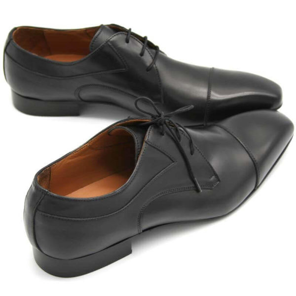 Foto Elegante Anzugschuhe schwarz beide nach rechts weisend an den Schuhspitzen zusammen - Modell 113
