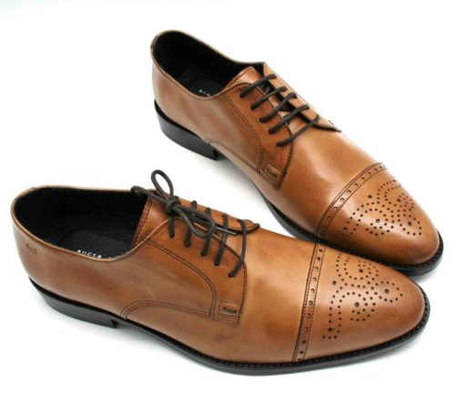 Foto zwei Exklusive Herrenschuhe mit den Schuhspitzen aneinander stehend_Modell 337