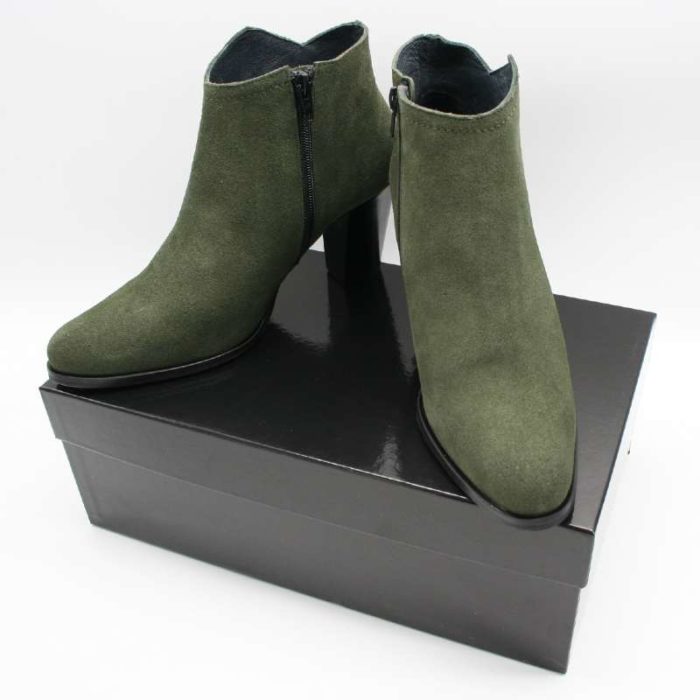 Foto grüne Stiefeletten beide aus schwarzem Schuhkarton stehend_Modell 770