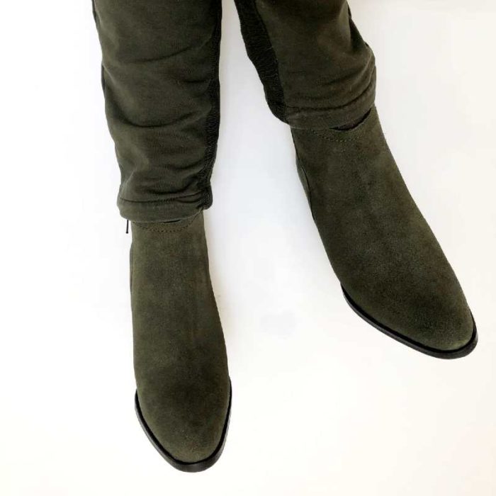 Foto grüne Stiefeletten Bein-Fuß-Bildausschnitt mit grüner Hose_Modell 770