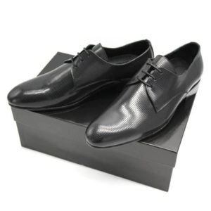 Foto Herrenschuh perforiert, schwarz auf schwarzem Schuhkarton_Modell 381