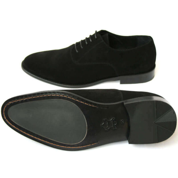 Foto von zwei schwarzen Wildleder Oxford Herrenschuhen. Beide nach links zeigend. Der vordere Schuh liegt auf der Seite, so dass die Sohle mit Anti-Rutsch-Keil zu sehen ist. Modell Herren Oxford