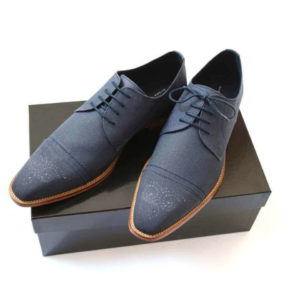 Foto_2 Business Herrenschuhe in dunkelblauem Leinen auf schwarzen Schuhkarton. Modell Komfort für Business