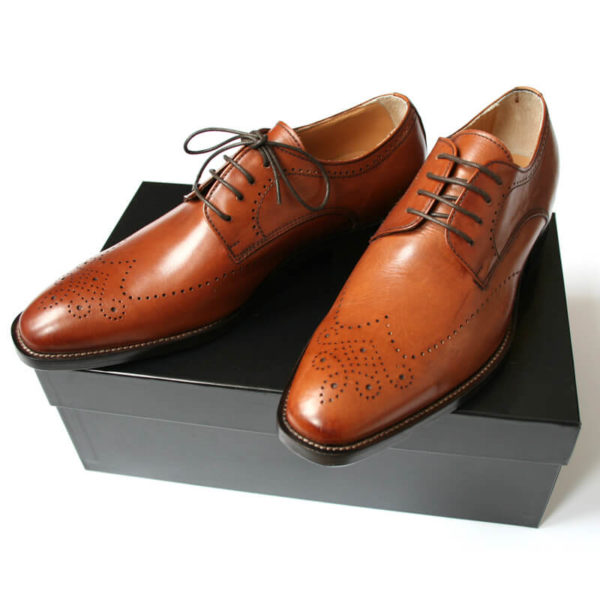 Foto zeigt das Produkt: Exklusiv italienisch - 2 Business Schuhe auf schwarzem Schuhkarton