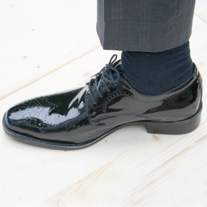 Foto Edler Abendschuh. Es wird ein schwarzer Herren Lackschuh am Fuß gezeigt; Socke und unteres Hosenbein sind auch zu sehen. Der Schuh zeigt nach links. Modell 211