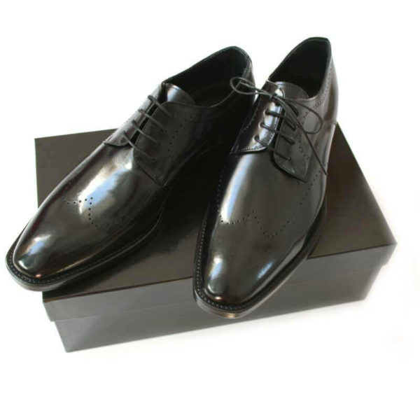 Foto Professioneller Allrounder Herren Business-Derby-Schuh in Schwarz mit dezenter-Verzierung_2 Schuhe auf schwarzem Schuhkarton