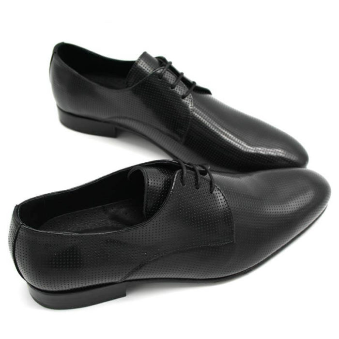 Foto Herrenschuh perforiert, schwarz 2 Schuhe nach rechts weisend, an den Schuhspitzen zusammen stehend_Modell 381