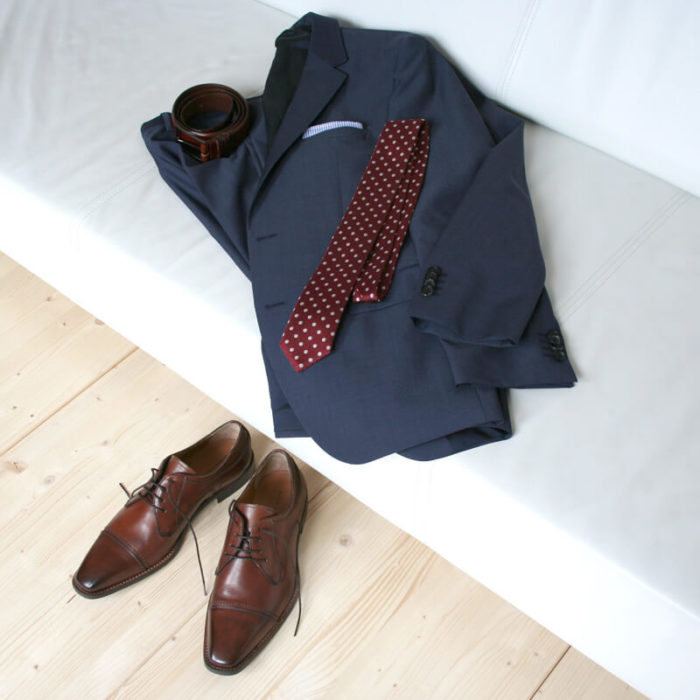 Photo-Men´s business shoes-Individual and masculine-Derby_Captoe_Cognac_2 shoeswith a blue suit on a couch