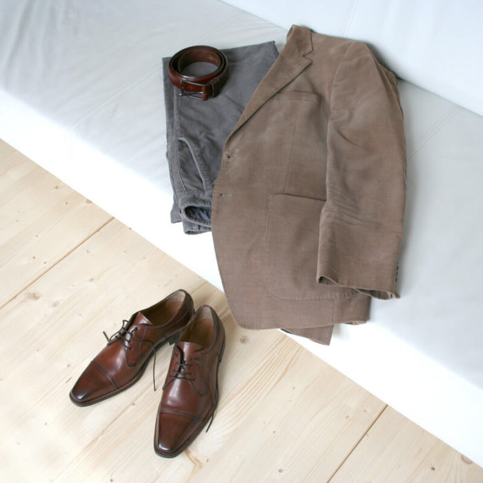 Photo-Men´s business shoes-Individual and masculine-Derby_Captoe_Cognac_2 shoes with casual outfit on the couch