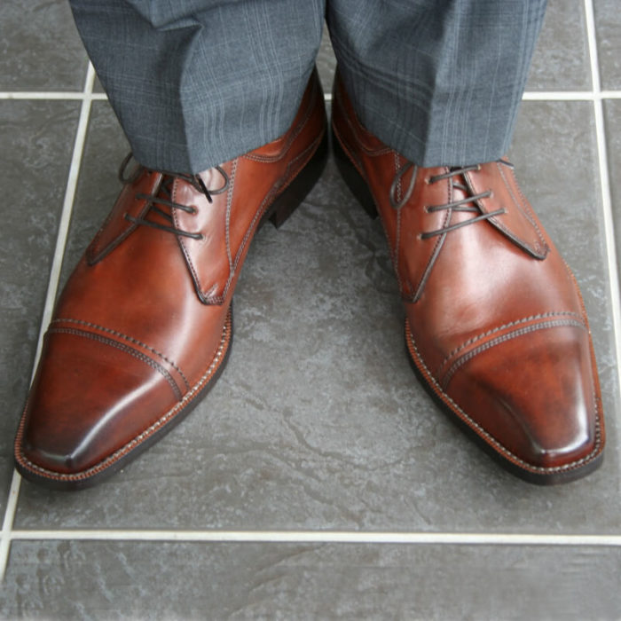 Photo-Men´s business shoes-Individual and masculine-Derby_Captoe_Cognac_2 shoes with al littel bit of a gray suit-front view