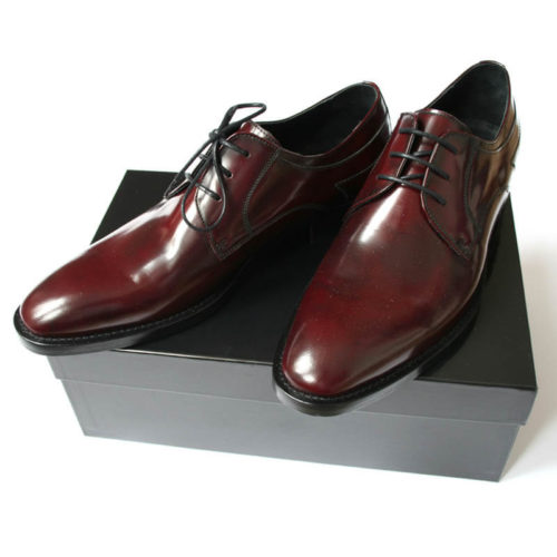 Foto Allrounder mit Edelnote. Zwei bordeauxfarbene Herren Business Schuhe auf schwarzem Schuhkarton. Modell 341