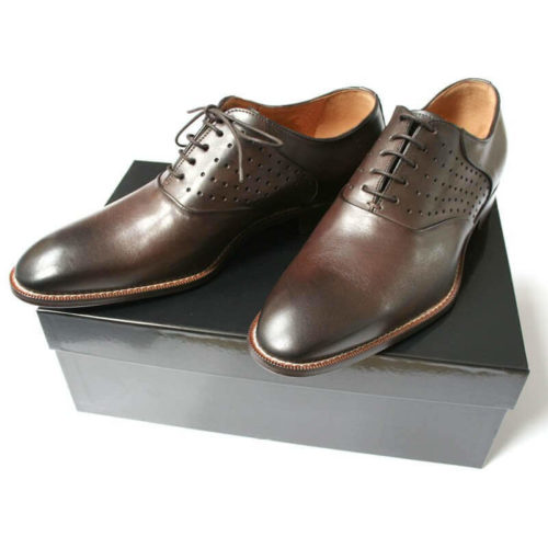 Dezent-modisch Herren Oxford Schuhe in Mokka mit Lochdekoration auf schwarzem Schuhkarton