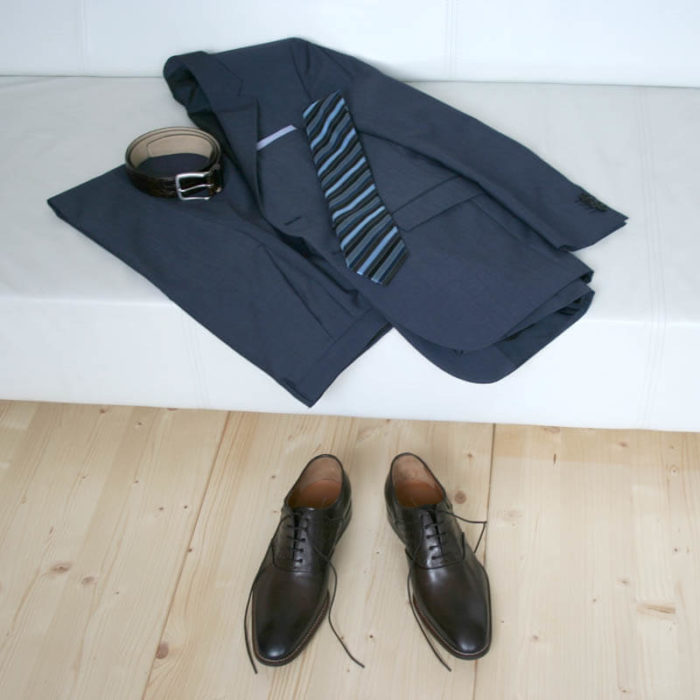 Men`s business shoes-Discreet fashionable-Oxford_with hole pattern_mocha brown_2 shoes in combination with a blue suit on a couch
