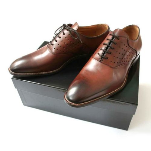 Photo-Men`s business shohes-Sporty elegant-_Oxford_in Cognac with hole pattern_2 shoes on a carton