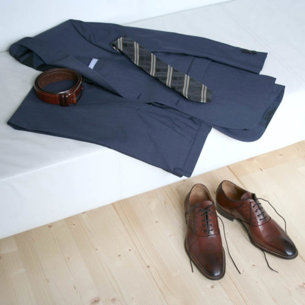 Photo-Men`s business shohes-Sporty elegant-_Oxford_in Cognac with hole pattern_2 shoes with a blue suit on a couch