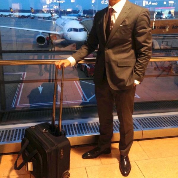 Foto Geschäftsmann am Flughafen mit Business Schuhen ansehnlich und stilvoll