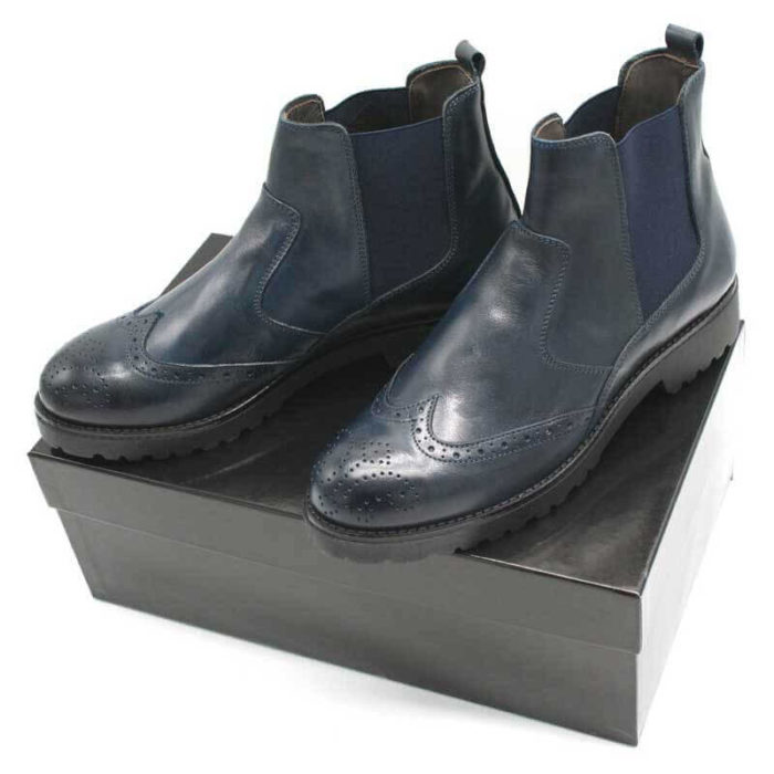 Foto Italienische Stiefeletten blau stehend auf schwarzem Schuhkarton_Modell 650