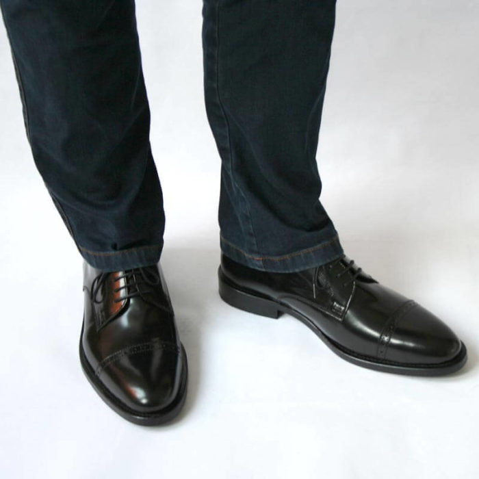 Klassischer Herrenschuh aus schwarzem, poliertem Leder mit Jeans 8