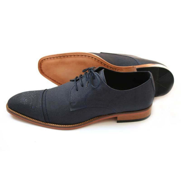 Foto-Dunkelblauer Herren Business Schuh aus Leinen. Ein Schuh zeigt nach links, der andere liegt, so dass die Sohle zu sehen ist.