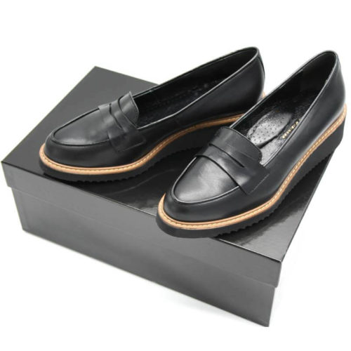 Foto 2 schwarze Loafer mit Keilabsatz auf schwarzem Schuhkarton. Modell 514