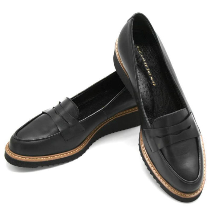 Foto 2 schwarze Loafer mit Keilabsatz auf schwarzem Schuhkarton. Modell 514