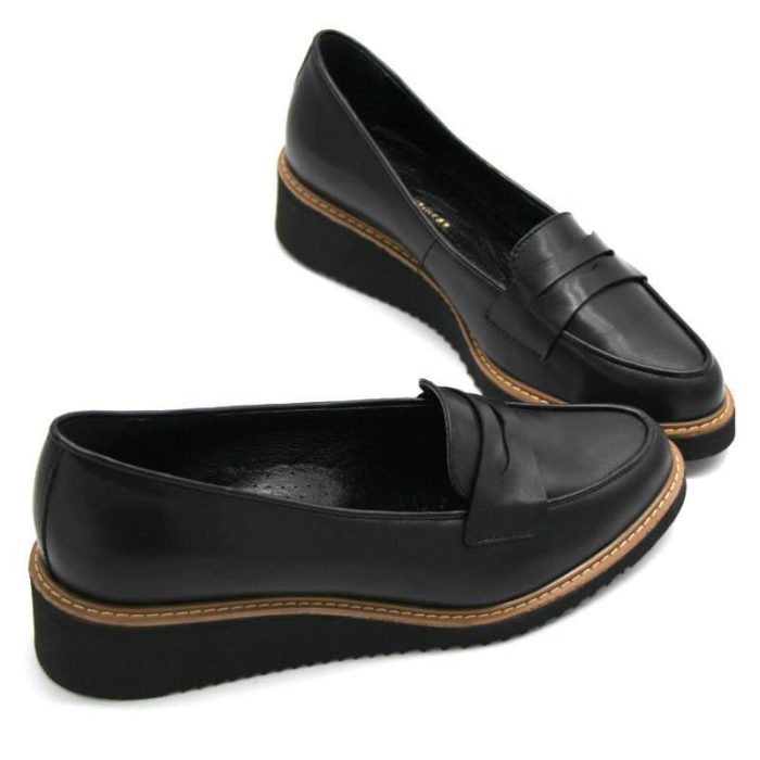 Foto 2 schwarze Loafer mit Keilabsatz. Schuhe stehen an der Spitze zusammen. Beide nach rechts weisend. Modell 514
