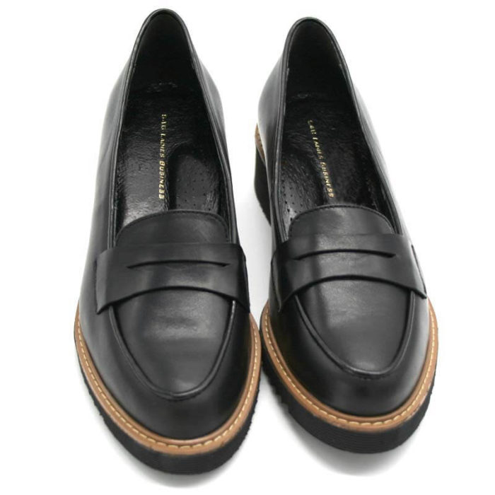 Foto 2 schwarze Loafer mit Keilabsatz. Schuhe zeigen gerade nach vorne, nebeneinander stehend. Modell 514