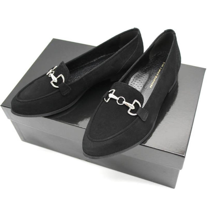 Foto Loafer schwarz auf schwarzem Schuhkarton Modell 516