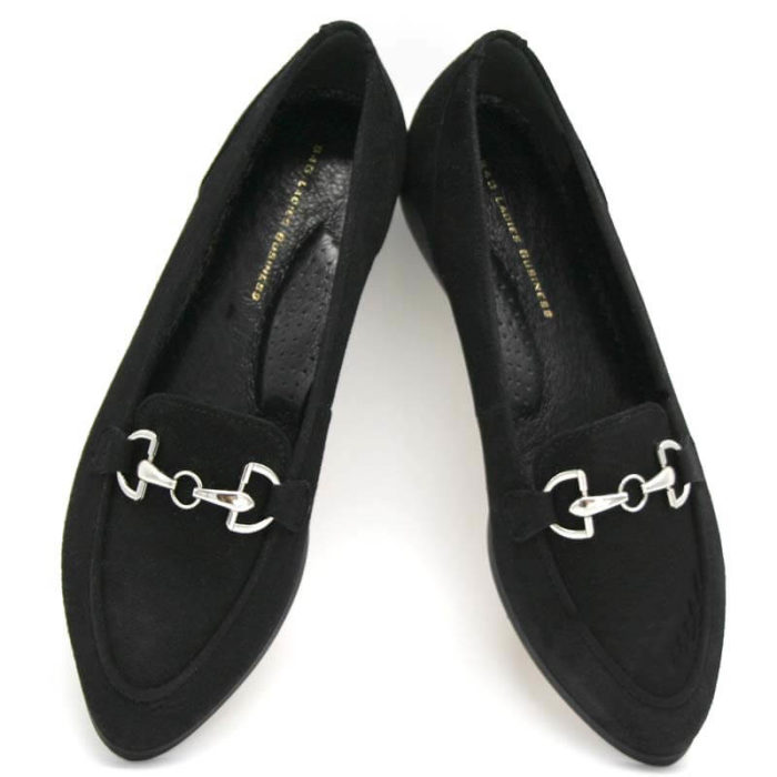Foto 2 Loafer schwarz aufrechtgestellt, so dass das gepolsterte Fußbett zu sehen ist., Modell 516