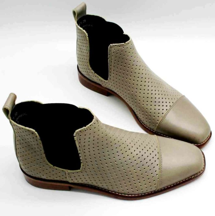 Foto luftige Stiefelette in Taupe - die Schuhspitzen zeigen zueinander_Modell 471