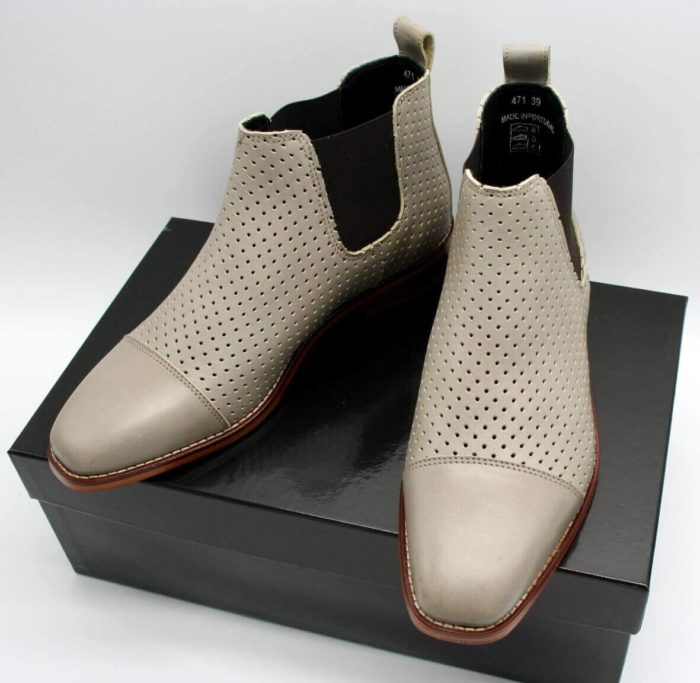 Foto luftige Stiefelette in Taupe - beide Chelseas stehen auf schwarzem Schuhkarton_Modell 471