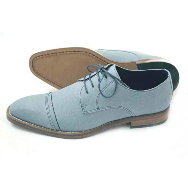 Foto-Herren Business Schuhe in Hellblau aus Leinen - einer steht mit Spitze nach links, der andere Schuh liegt, so dass die Sohle zu sehen ist