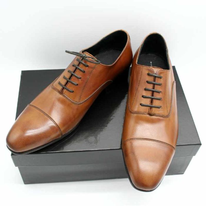 Foto Oxford braun zwei Herrenschuhe auf schwarzem Schuhkarton_Modell 336