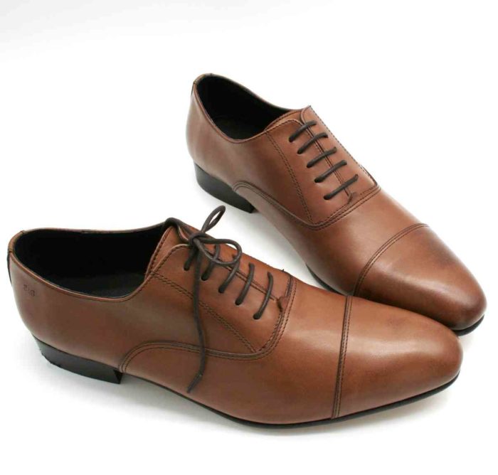 Foto Oxford braun zwei Herrenschuhe mit den Schuhspitzen zusammen_Modell 336