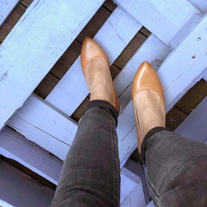 Foto Pumps Cognac Sicht on oben an den Beinen runter zum Fuß auf blauem Holz stehend_Modell 531
