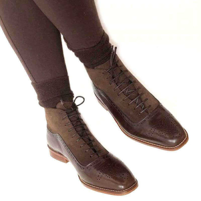 Foto Schnürstiefelette braun. Angezogen mit brauner Hose und braunen Socken. Modell 426-3