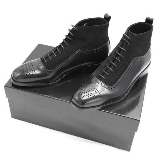 Foto von Schnürstiefelette schwarz links und rechts von schräg oben auf schwarzem Schuhkarton_Modell 413