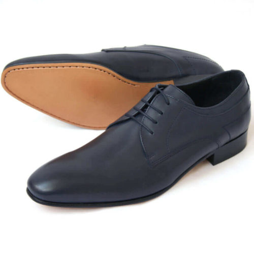 Foto von zwei dunkelblauen Glattleder Derby Herrenschuhen nach links zeigend - ein Schuh liegt auf der Seite, so dass die Sohle zu sehen ist. Modell Stadt Eleganz
