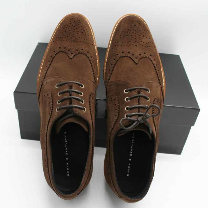 Foto von zwei Wildleder Budapester Schuhen auf schwarzem Schuhkarton_Modell 333